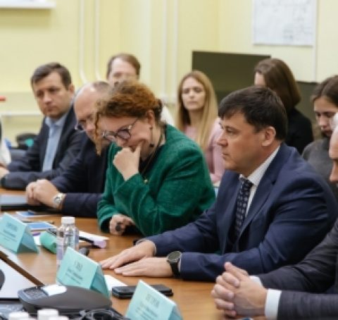 На встрече с представителями частных управляющих компаний председатель Жилищного комитета Денис Удод обсудил важную инициативу — формирование тарифов на содержание жилья с учётом минимального перечня услуг.